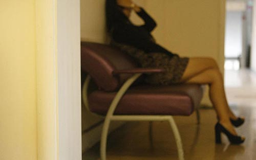 Siting ngồi chờ Shbet888 tiền thưởng cực khủng bên ngoài hành lang.