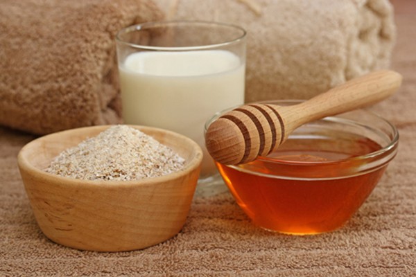 Bột yến mạch nấu chín trộn đều với bơ sữa theo tỉ lệ 1-1 rồi thoa lên vùng da bị rạn. Để chừng 15 phút cho hỗn hợp khô rồi rửa sạch.