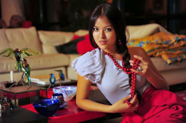 Cô rất yêu thích những nét đẹp văn hóa của quốc gia mình, đặc biệt là những điệu múa truyền thống.