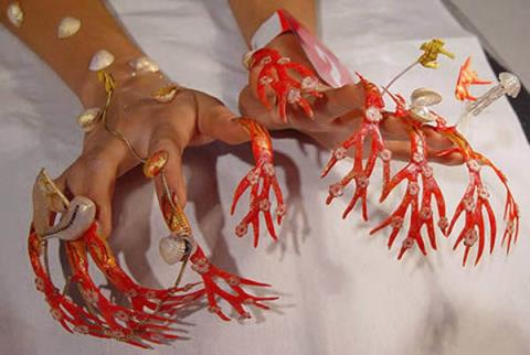 Những bộ móng tay tốn kém thời gian.