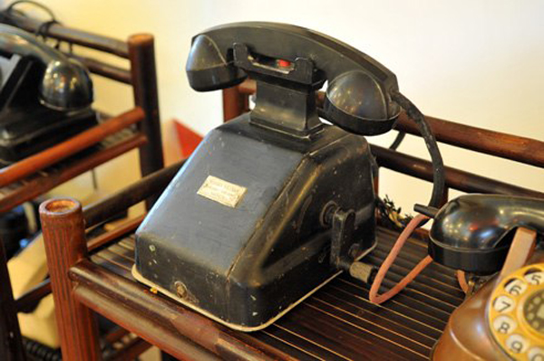 Một chiếc điện thoại cổ.