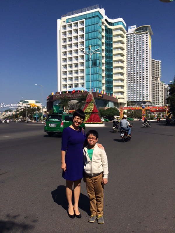 Hai mẹ con rất tình cảm, cùng nhau đi du lịch.