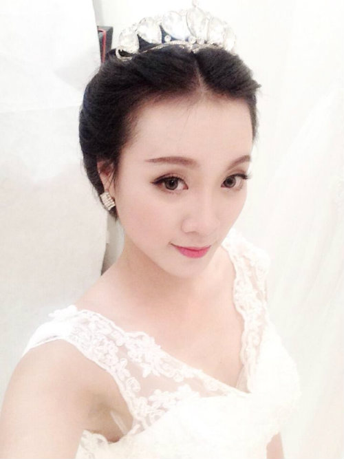 Cô giáo hot girl 9x vẫn rất xì tin và được học trò, đồng nghiệp quý mến.