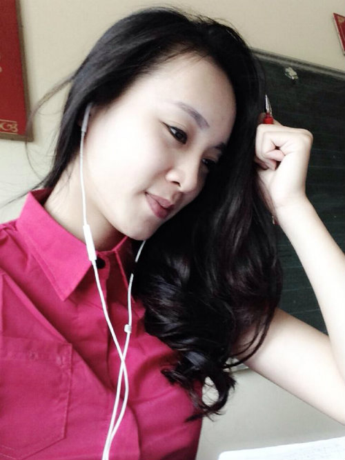 Sở hữu gương mặt xinh đẹp cùng dáng người chuẩn cô giáo Bùi Thị Hải Vân được học trò gọi bằng cái tên thân mật 'cô giáo hot girl Hàn Quốc'.