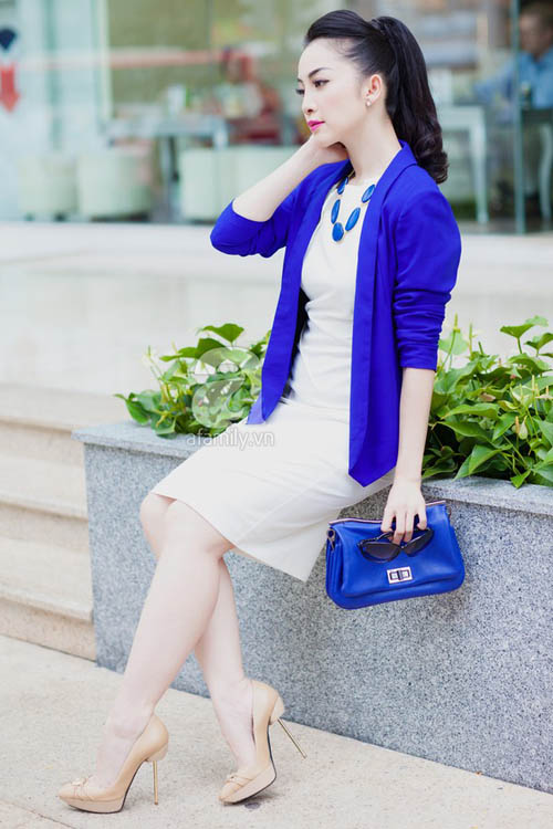 Chim công làng múa Linh Nga không thể xinh đẹp hơn với chiếc blazer xanh navy nổi bật kèm chuỗi cổ cùng tông màu.