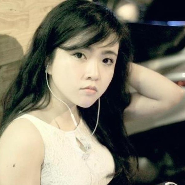 Cô giáo trẻ sinh năm 1989, dạy môn Tiếng Anh từng gây sốt đối với học sinh toàn trường vì sự xinh đẹp, trẻ trung, xì tin của mình.