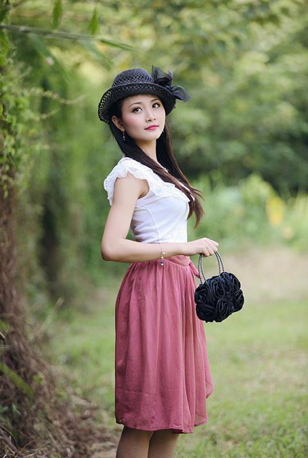 Cô giáo Lê Quỳnh Trang khiến Mừng SHBET phiên bản mới 2025 trường 'phát sốt' vì... quá xinh.