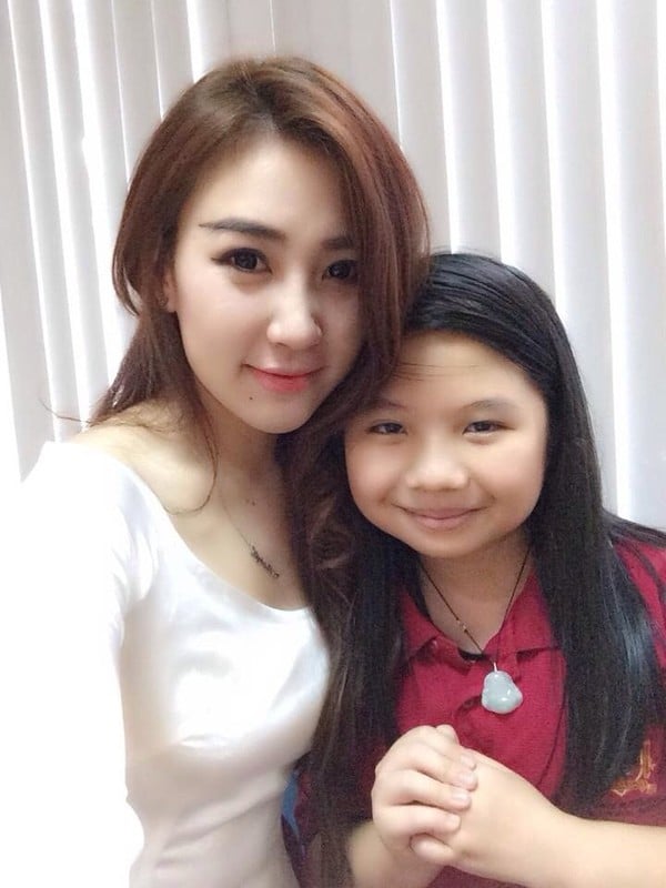 Cô giáo xinh đẹp được học sinh yêu quý.