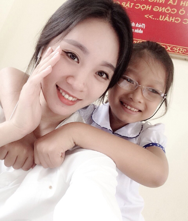 Sở hữu ngoại hình xinh xắn, duyên dáng và phong cách gần gũi, Hải Vân được mọi học sinh trong trường yêu quý.