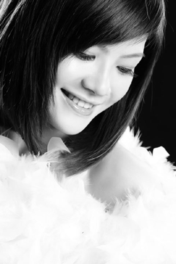 Cô Vũ Hồng Nhung, sinh năm 1990 cũng là một giáo viên dạy Văn của trường THPT chuyên Hà Nội Amsterdam.