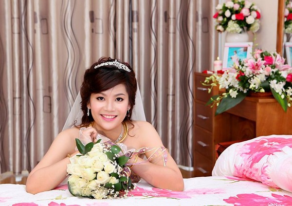 Cô giáo xinh đẹp này còn là thủ khoa đầu vào hệ cử nhân chất lượng cao ngành Sư phạm Ngữ văn, năm 2012, đồng thời là thủ khoa đầu ra xuất sắc của trường.