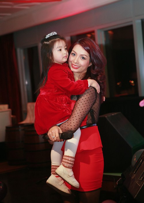 Hai mẹ con thật tình cảm.