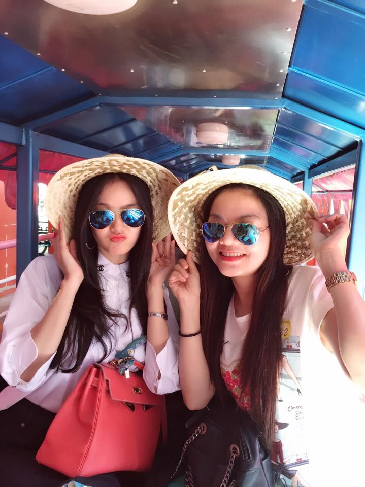 Linh Chi đi chơi cùng bạn.