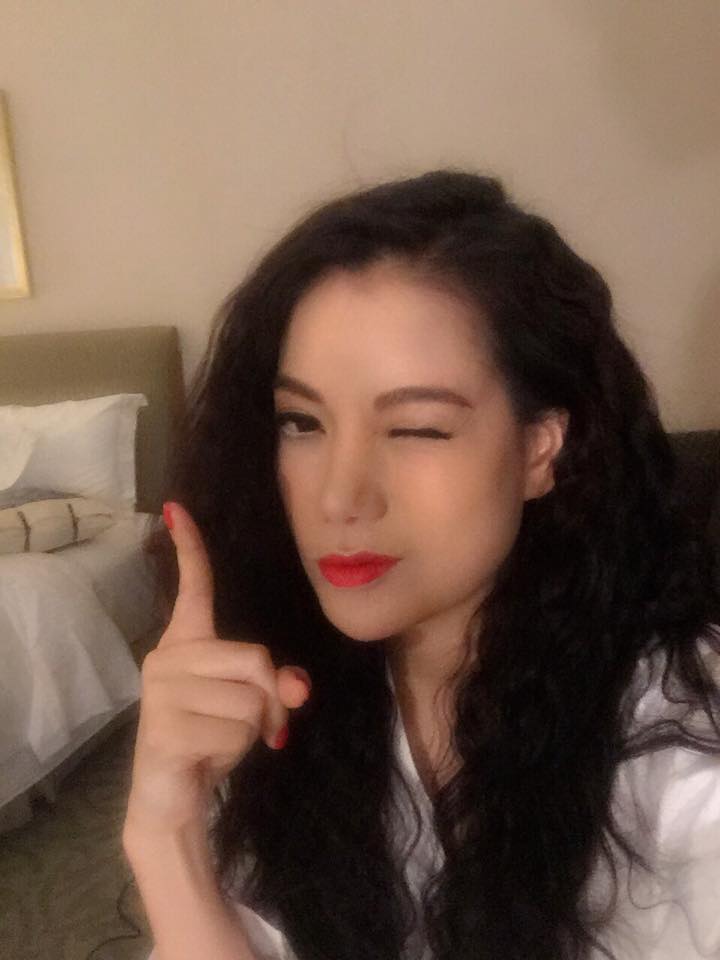 Trương Ngọc Anh chuẩn bị đi dự tiệc.