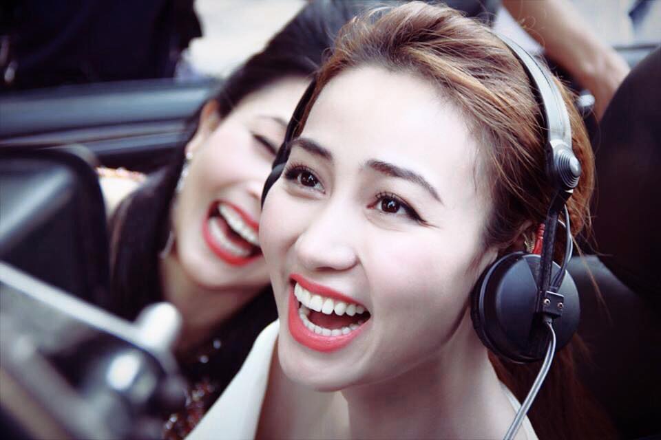 Ngân khánh cười thả ga trên hậu trường phim mới của cô.