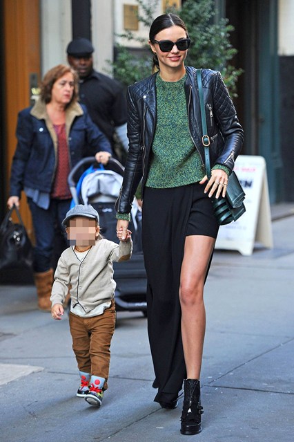 Miranda Kerr không hổ danh là fashionista của Hollywood khi luôn có cách mix đồ độc đáo và quyến rũ đến khó cưỡng. Chiếc midi xéo vạt để lộ đôi chân thon dài không thể hợp hơn với đôi bốt cổ ngắn.