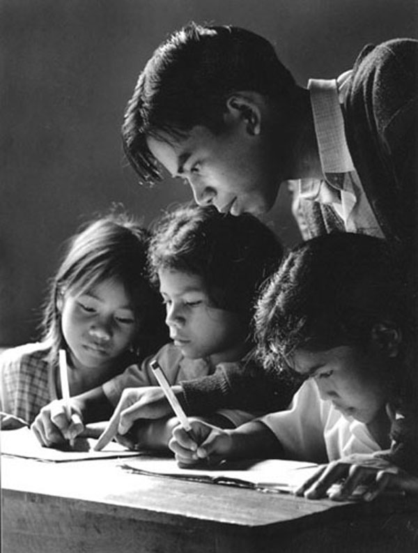 Thầy giáo tận tình chỉ bảo học sinh.