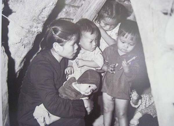 Cô giáo đưa học trò mẫu giáo xuống hầm trú ẩn.