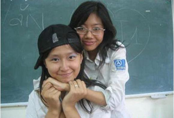 Mai Phương Thúy vui tươi bên bạn khi còn là học sinh cấp 3.
