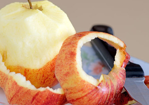 Vỏ táo giàu chất xơ và có lợi cho hệ tiêu hóa. Hơn một nửa lượng vitamin C của quả táo đều nằm ở vỏ. Nghiên cứu cho thấy chất chống oxy hóa ở vỏ táo hoạt động mạnh hơn thịt và nhiều hơn các loại hoa quả, rau củ khác.