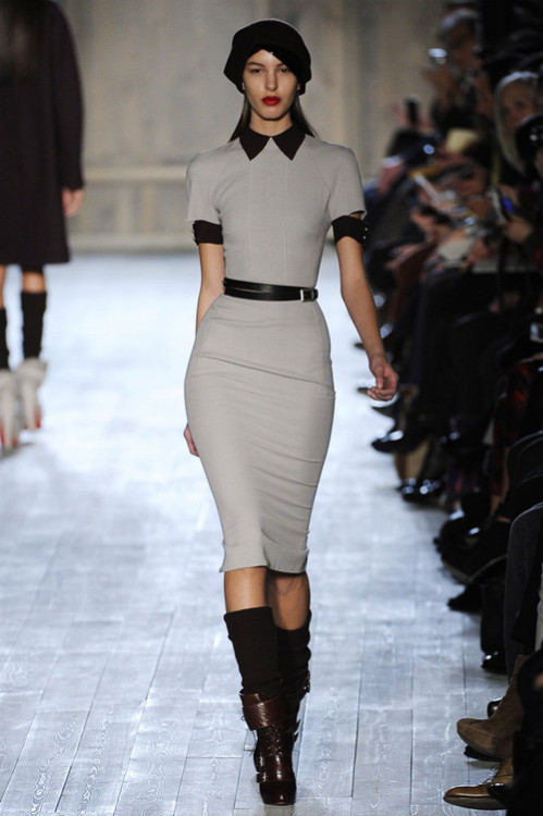 Người phản đối Victoria Beckham dữ dội nhất là nhà thiết kế quá cố Alexandra McQueen. Ông còn tuyên bố: 'David mặc quần áo của tôi thì được, còn cô ta thì không.'