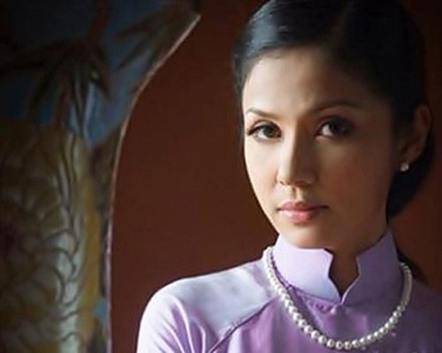 Một thời gian sau, cô bắt đầu trở lại showbiz và giữ bí mật về người đàn ông cũng như cậu con trai của mình.