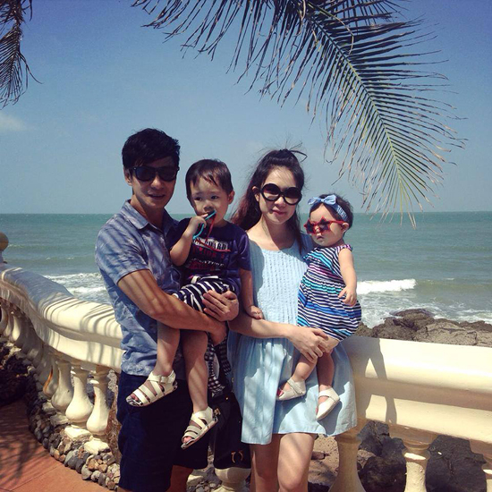 Lý Hải cũng nổi tiếng là người chiều vợ con. Mỗi khi có thời gian rảnh, anh luôn cùng vợ chăm sóc các con.