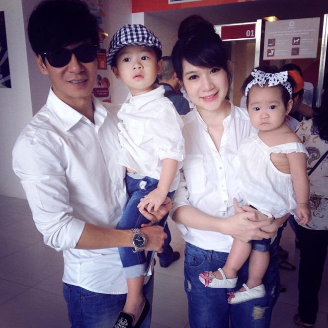 Lý Hải và bà xã diện Shbet999 com đăng nhập jeans năng động. Hai nhóc sành điệu với set Shbet999 com đăng nhập mùa hè. Cả nhà nổi bật với gam màu xanh da trời mát mắt.