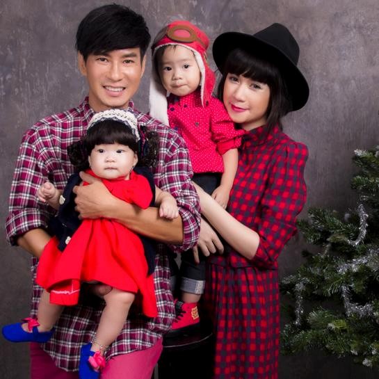Trong một bộ ảnh được thực hiện vào cuối năm 2013, Lý Hải và Minh Hà hiện đại với mốt áo ca-rô, còn hai con bắt mắt nhờ Shbet999 com đăng nhập tông màu đỏ.