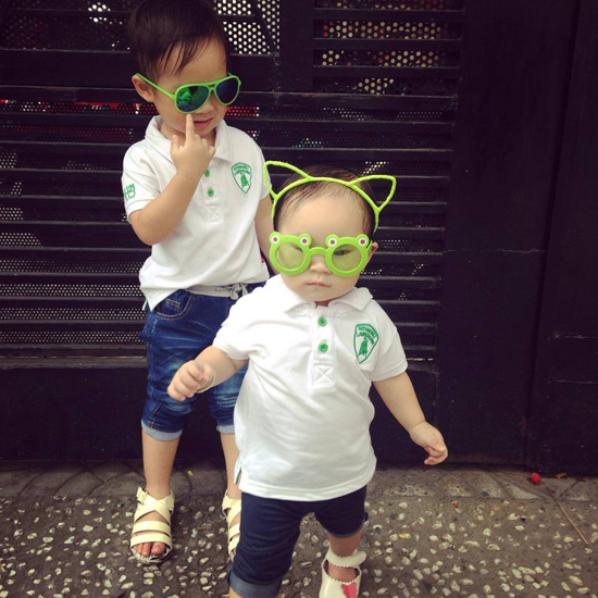 Trong lúc bố mẹ dành thời gian cho nhau, Rio chăm sóc cho em gái Cherry. Cậu bé ra dáng anh trai khi dắt tay em đi từng bước lẫm chẫm.