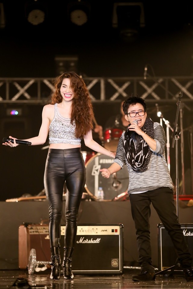 Bộ đồ mạnh mẽ và quyến rũ đến khó cưỡng mà Hà Hồ mặc để hát rock cùng Phương Uyên.