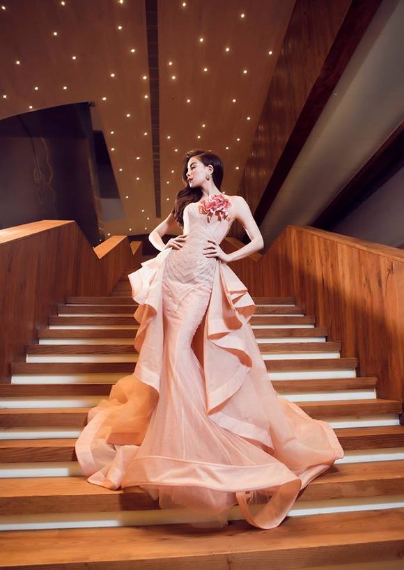 Một Hà Hồ đặc sắc của làng giải trí: xinh đẹp, thông minh, sắc sảo, quyết liệt, giàu nghị lực và kiêu hãnh. Tất cả được gói gọn trong chiếc đầm hồng pastel này.