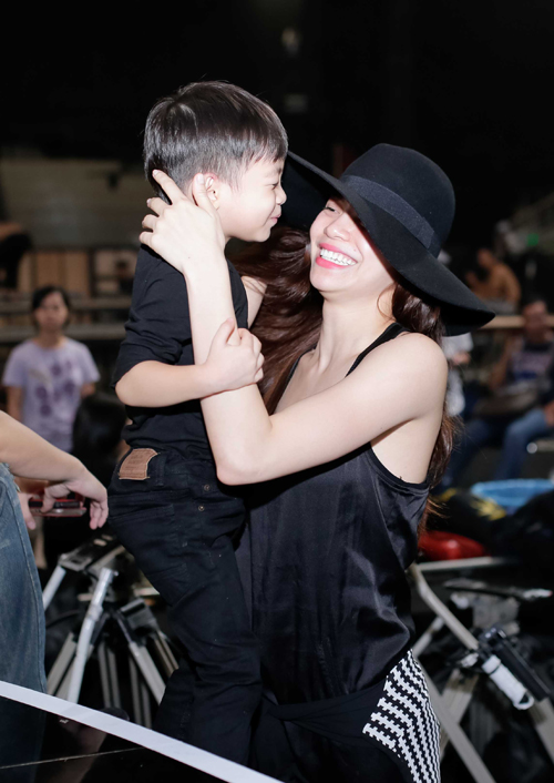 Ca sĩ Hồ Ngọc Hà từng đưa theo bé Subeo đến tập luyện chương trình Tuyệt đỉnh tranh tài. Hai mẹ con 'tông xuyệt tông' với Shbet999 com đăng nhập màu đen cá tính.