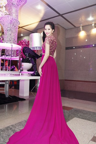 Làn da trắng sứ của Hoa hậu là lý do mà cô mặc màu nào cũng đẹp, nhất là những màu pastel.