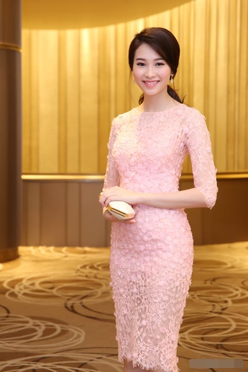 Hoa hậu hẳn là có một chuyên gia chăm sóc hình ảnh đẳng cấp nên giữa tóc, phục trang và phụ kiện của cô không bao giờ bị lỗi. Trang phục hồng pastel này là một ví dụ.