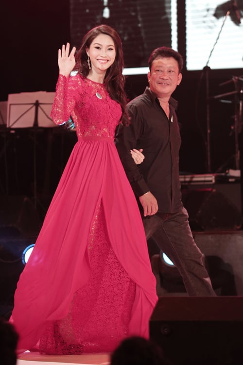 Từ khi đăng quang cho đến nay, Hoa hậu Việt Nam 2012 giữ được hình ảnh lộng lẫy và tinh khôi trọn vẹn. Cô luôn xuất hiện với những chiếc đầm dạ hội kín đáo, thanh lịch.