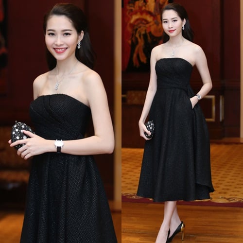 Một lần diễn đầm đen đầy chất quý tộc khác của Hoa hậu với đầm Dior đen tối giản và ví cầm tay Dior.