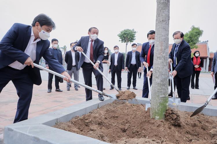 Chiếc váy vàng với thiết kế bay bổng cũng được người đẹp mang theo.