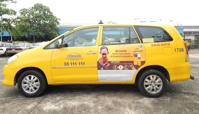 Phần ngực được xẻ vừa phải tạo nên sự gợi cảm mà vẫn sang trọng.
