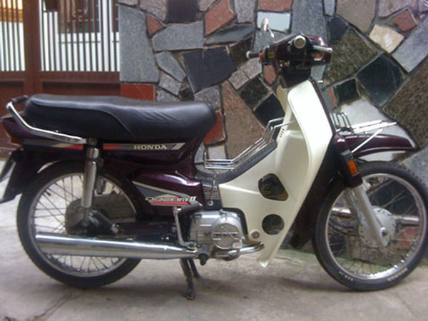 Sau Super Cub, đầu những năm 90 của thế kỷ trước, người tiêu dùng Việt Nam bắt đầu biết tới một huyền thoại khác là Dream nhập từ Thái Lan.