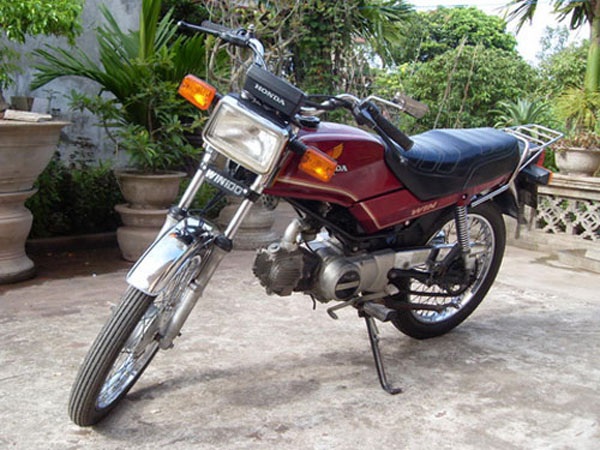 Khi nhắc tới xe côn tay cũ, sẽ là thiếu sót nếu không kể tới Win 100 của Honda. Mẫu xe này được đánh giá cao nhờ sự dung hòa giữa sự mạnh mẽ của Minsk, sự mềm yếu của Simson.