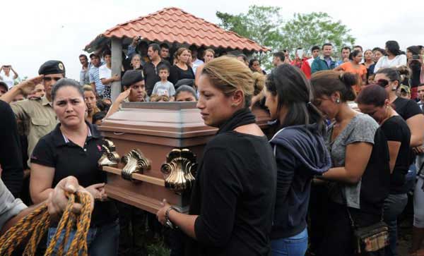 Đẫm nước mắt đám tang chị em Hoa hậu Honduras bị bắn chết