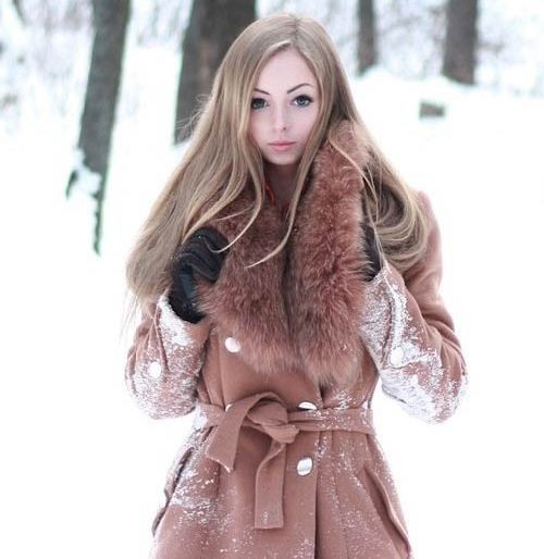 Alina thời điểm đó tự nhận mình là phiên bản quốc tế của búp bê sống đình đám Valeria Lukyanova.