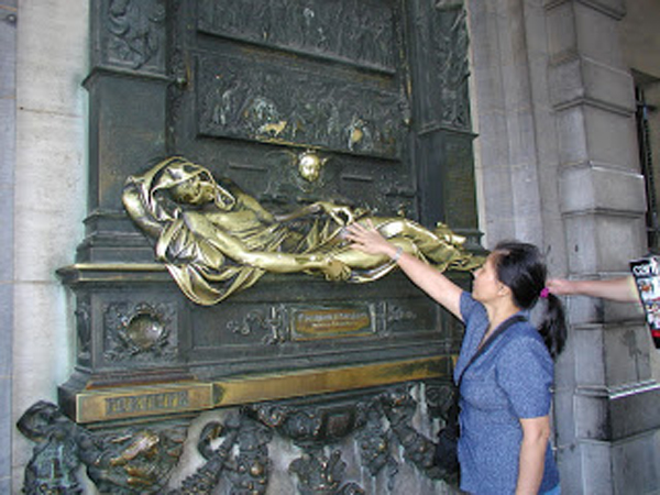 Theo truyền thuyết, chỉ cần nhẹ nhàng vuốt ve khuôn mặt, Sh88bet đăng ký miễn phí của “hiện thân Senna” sẽ được truyền thêm sức mạnh, sự minh mẫn và dũng cảm.