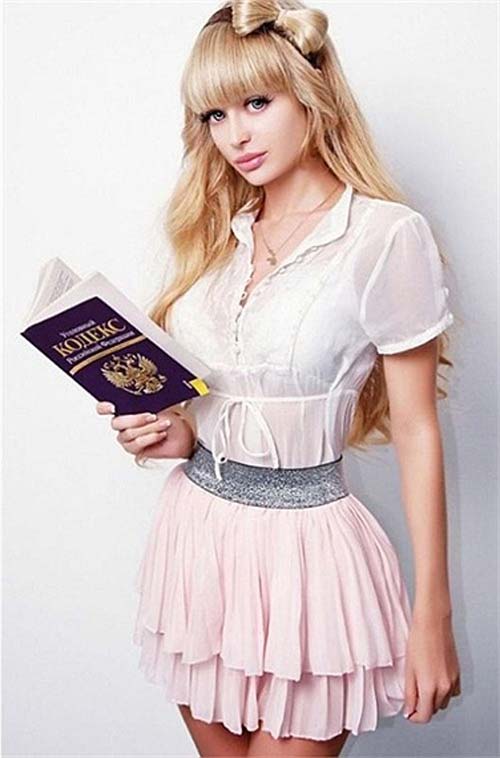 Tuy nhiên, điều làm cô nổi tiếng chính là ở số đo vòng 2 siêu nhỏ của mình. Búp bê người Nga cao 1,65 m, với 3 vòng lần lượt là 87 cm - 51 cm - 87 cm.
