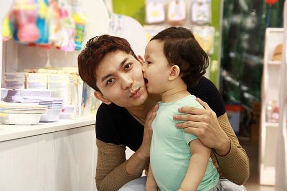 Cậu bé rất tinh nghịch, hiếu động và đáng yêu.