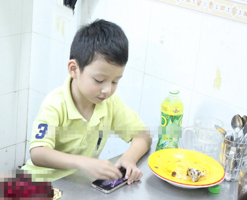 Cậu bé thừa hưởng những nét đẹp từ cả bố và mẹ.