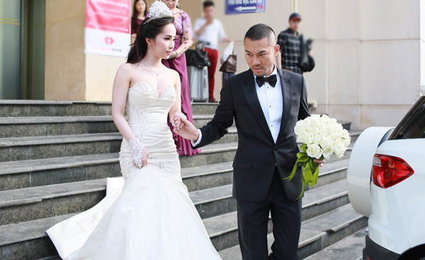 Cả hai rất đẹp đôi sánh bước bên nhau.