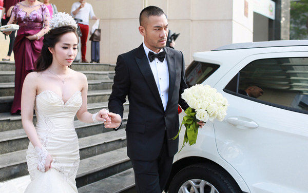 Trước đó, cả hai đã tổ chức lễ ăn hỏi và rước dâu.