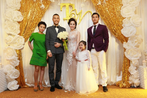 Hai vợ cồng chụp ảnh cùng khách mời.